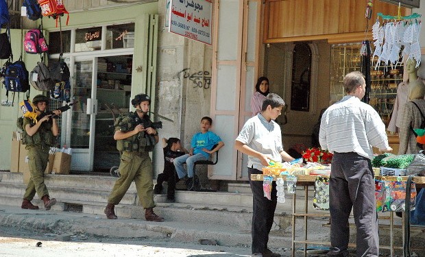 In sciopero della fame, sta morendo un attivista palestinese detenuto senza processo